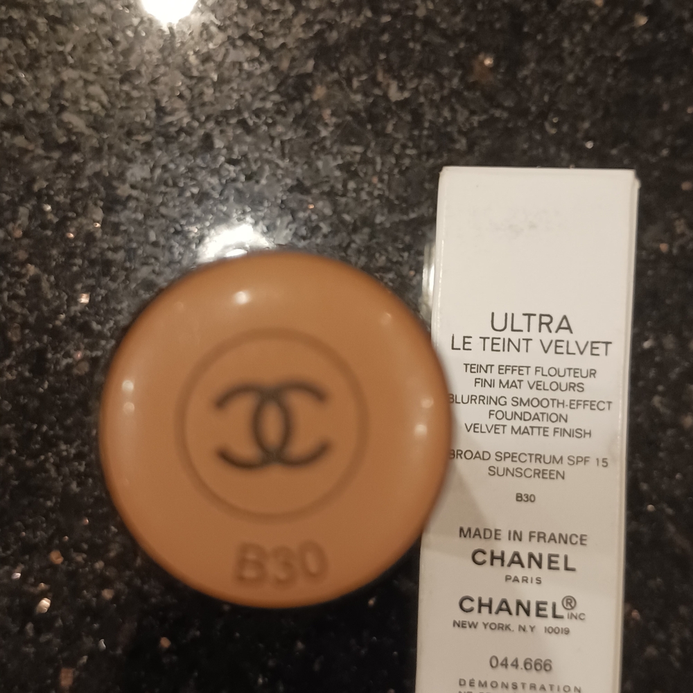 CHANEL Ultra Le Teint Velvet Foundation - B30